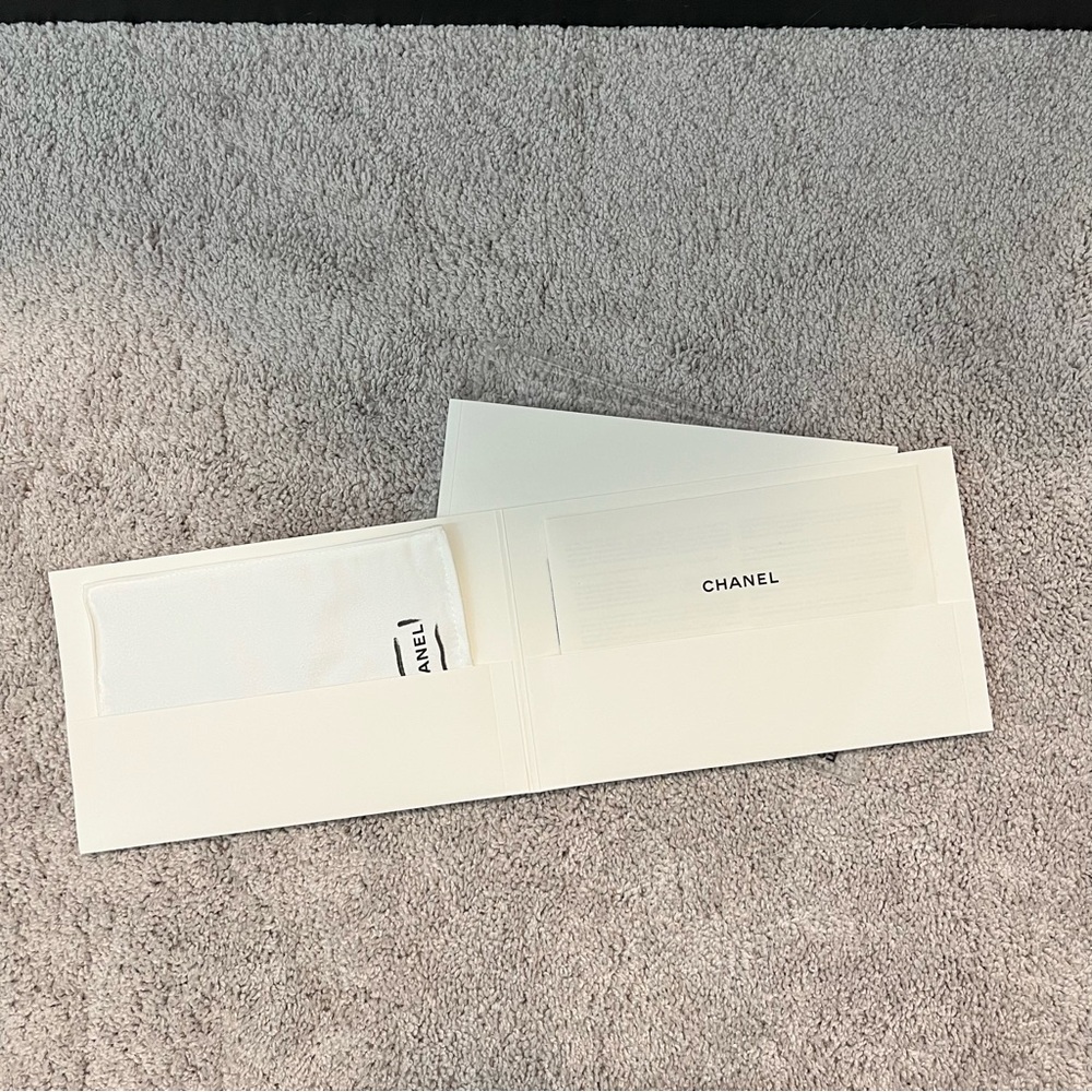 Chanel White Medium Classic Flap Bag - Picture 8 of 15